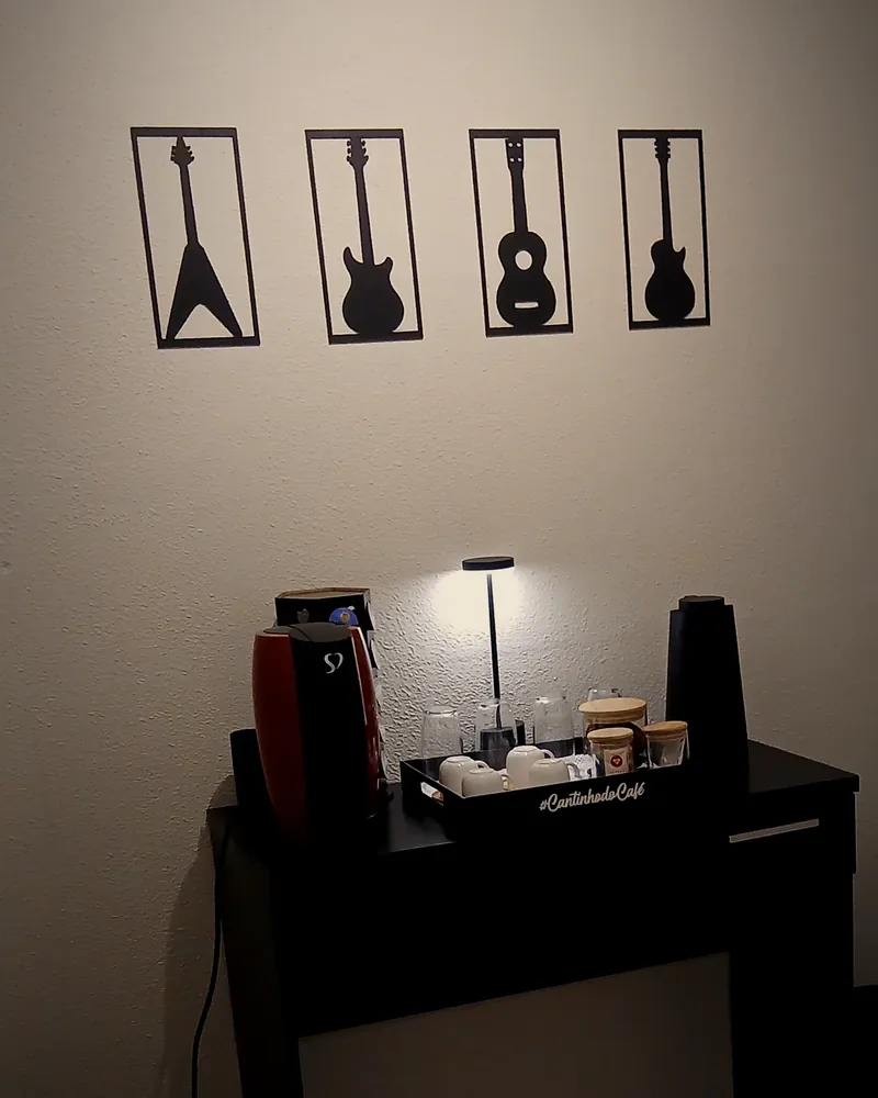 Espaço de chegada da Verso, com estação de café e quadros de instrumentos na parede